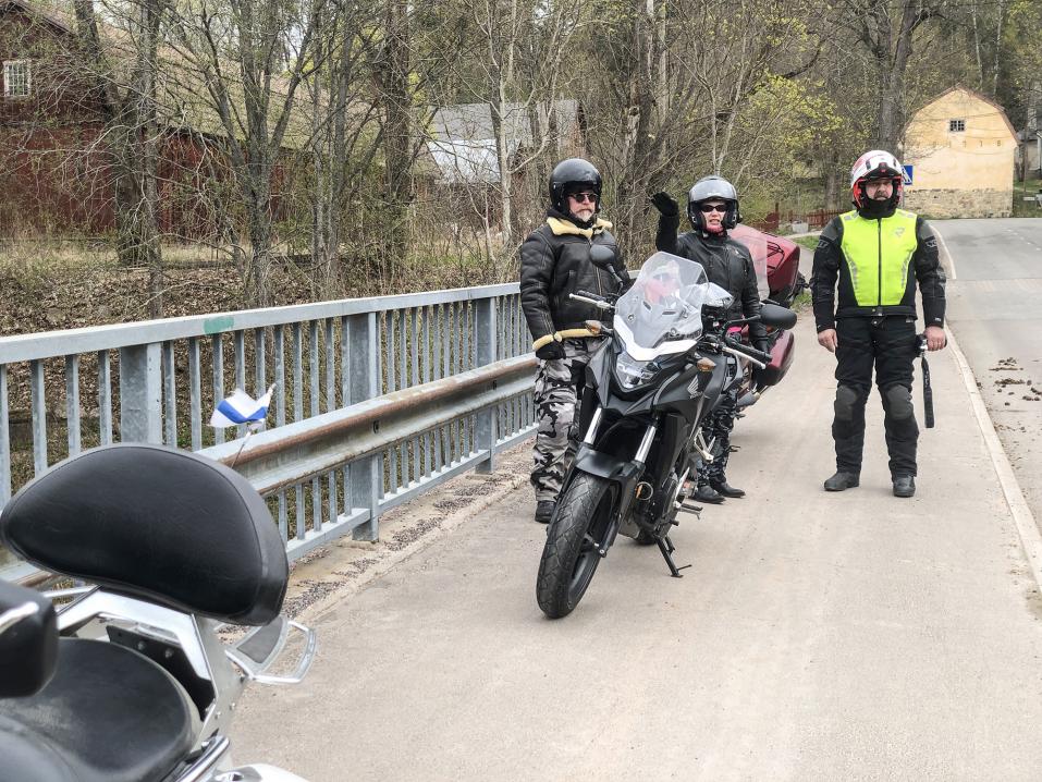 Virve Haahtin (keskellä) opastamalla motoristeille suunnatulla päiväretkellä Uudellamaalla.