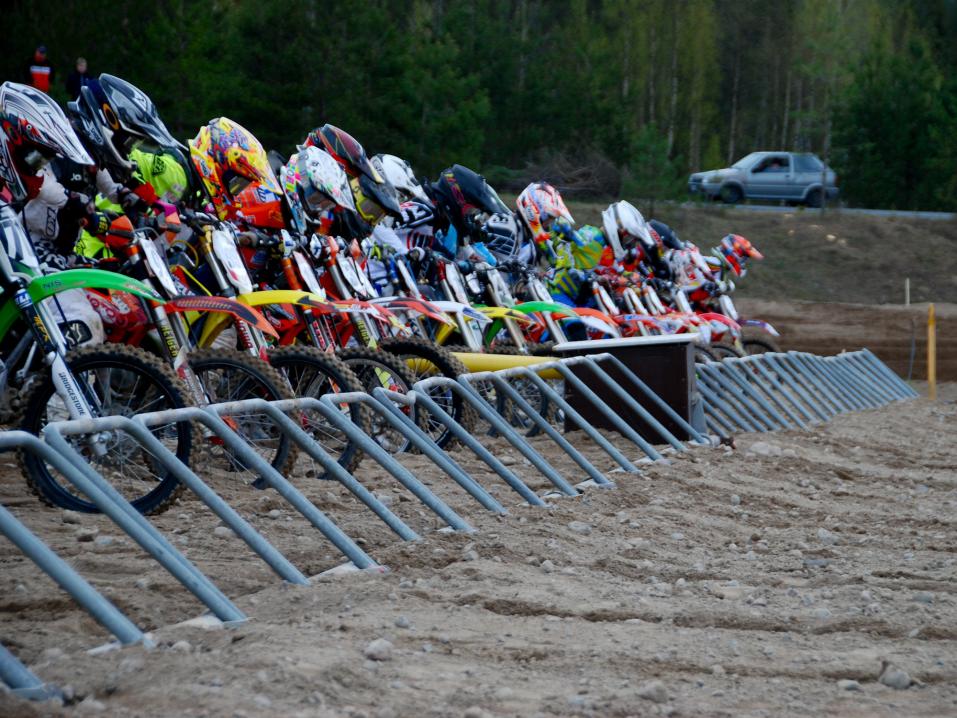 Motocross-kisan lähtö.