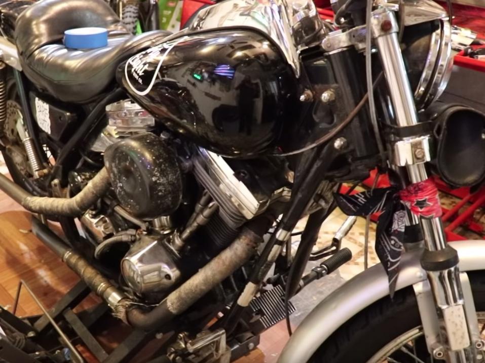 Tästä 1986 Harley FXR:stä pitäisi videon ohjeilla irrota 400 hevosvoimaa. Ehkä...