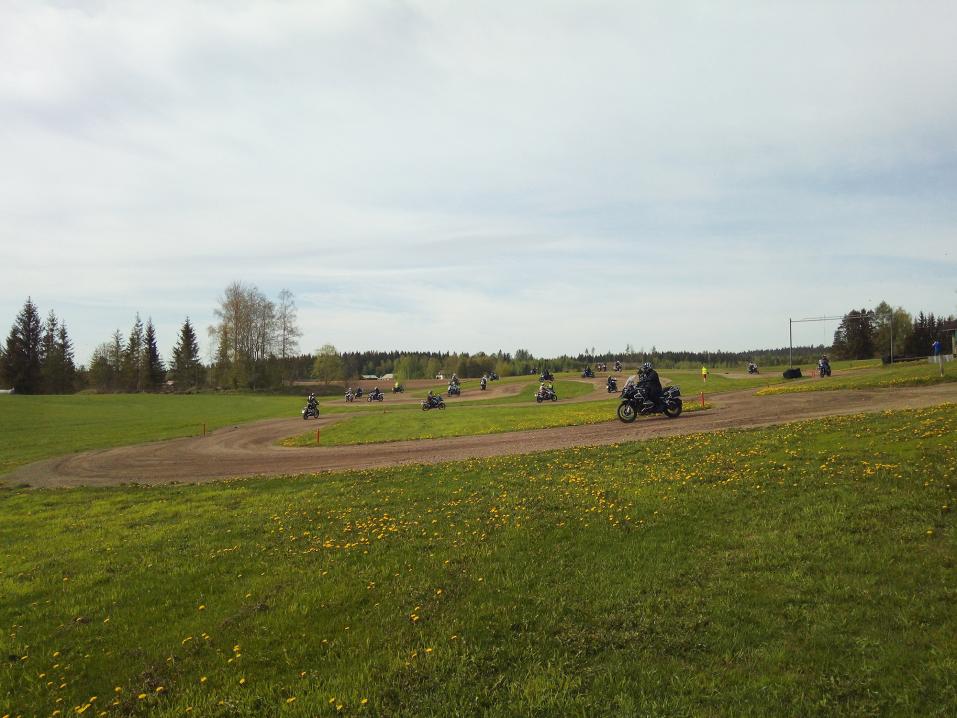 Lammin Country Safarin maatilalla on hyvät olosuhteet erilaiseen ajoharjoitteluun ruohoradoilta hiekkakuopille. Kuva: Country Safari.