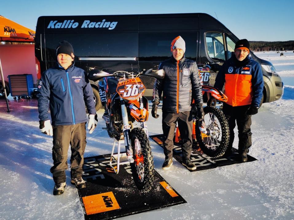 Mika Kallio (kesk.) juhli kahta Suomen mestaruutta Kajaanissa. Kallion kanssa juhlatunnelmissa Kallio Racingin Vesa Kallio (vas.) ja Hannu Kallio. Kuva: Kallio Racingin tiedotus.