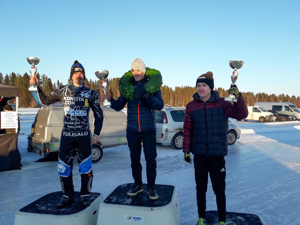 A450-luokan mitalistit. Vasemmalta Koskinen, Kallio ja Ahlbom.