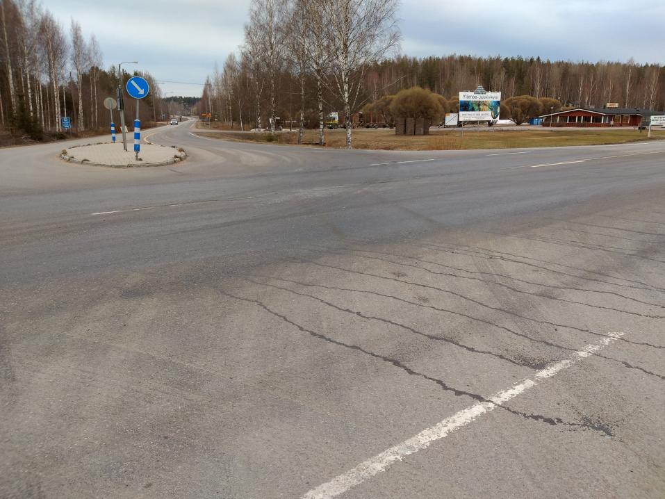 Tässä on tapahtumapaikka, ja juuri tuolta kun tie näyttää, niin se tarkoittaa sitä, että siinä on suolaliuosta, ja se on motoristille - ja monelle muullekin tienkäyttäjälle - hengenvaarallinen.