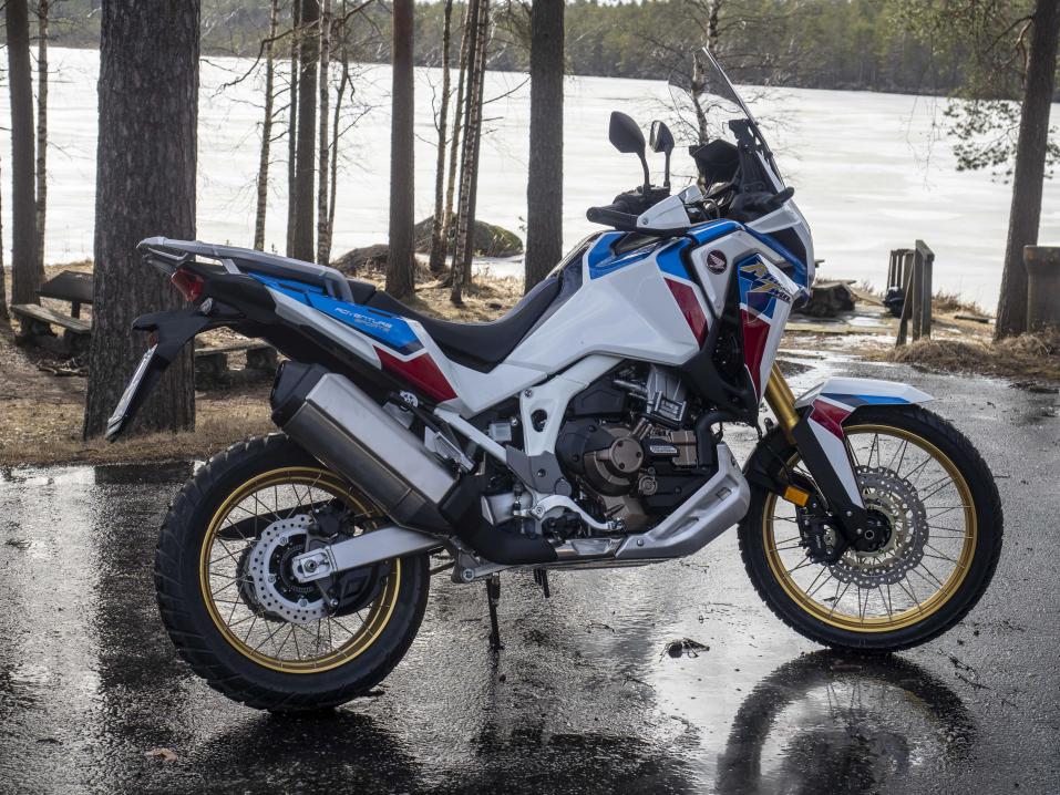 Motouutisten kestotestipyörä Honda CRF1000L Africa Twin Adventure Sports 2020.