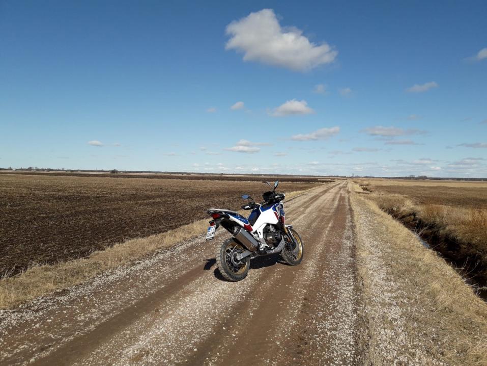 Motouutisten kestotesti Honda Africa Twin Adventure Sports matkan alkutaipaleella pääsiäisenä. Kuva: Martti Mäki-Jouppila.