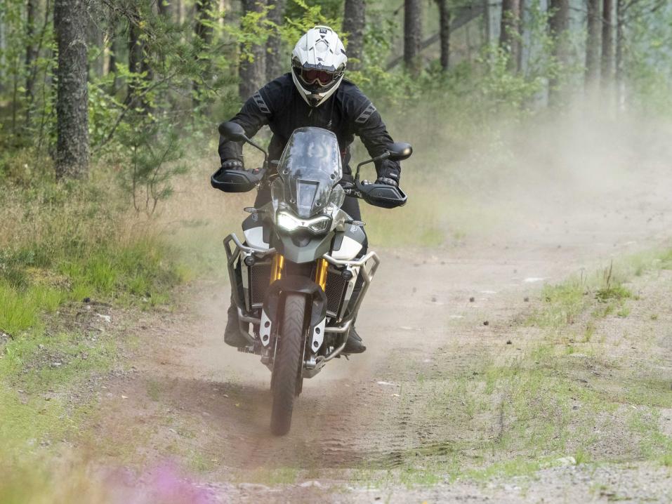 Tommi Lumiaho ja Triumph 900 Tiger Rally Pro vauhdissa.