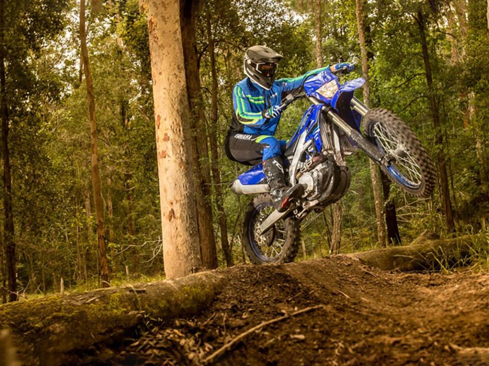 Yamaha WR450F vuosimallia 2021.