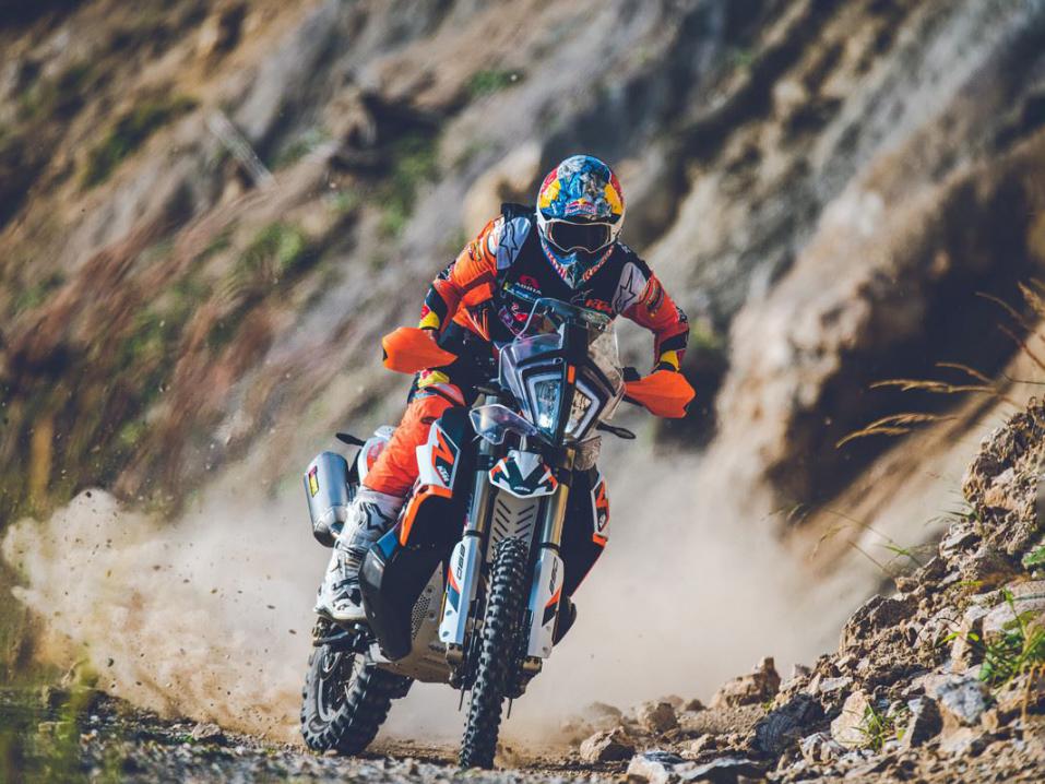 KTM 890 Adventure R Rally. Puikoissa Sam Sunderland.