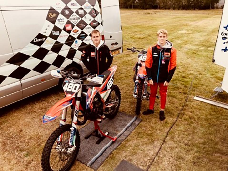 EMX250-luokan Matias Vesterinen vasemmalla, EMX125-luokan Kasimir Hindersson oikealla. Kuva: Kasimir Hinderssonin tiedotus.