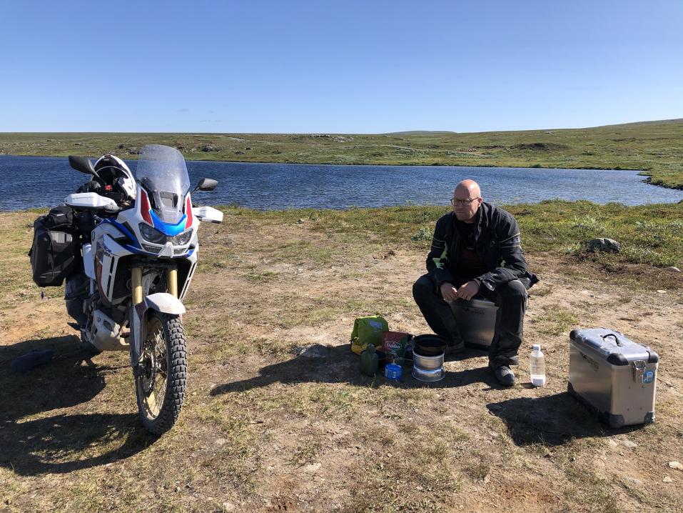 Anssi Kivinen ja Africa Twin Kautokeinon vanhalla postitiellä Norjassa. Kuva: Juha Harmanen.