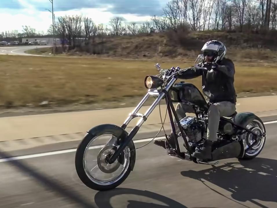 Bikes et Beardsin Shawn koeajamassa Orange County Choppersin rakentamaa Corporal Punishment -pyörää.