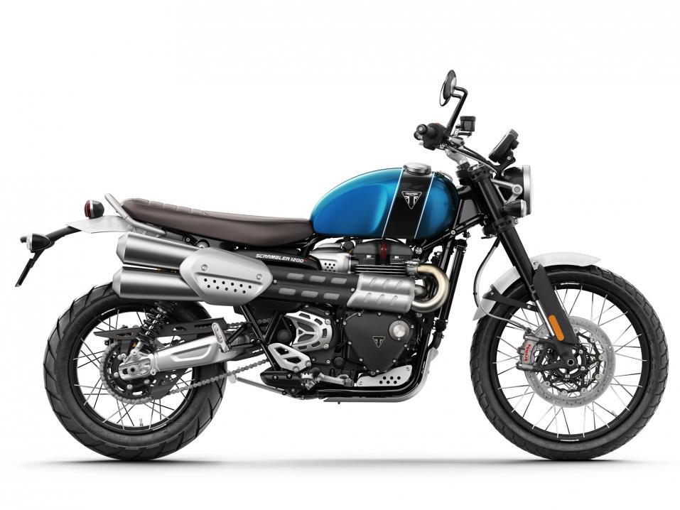 Kuvituskuva. 2021 Triumph 1200 Scrambler XE. Täysin bensiinikäyttöisellä moottorilla varustettu brittipyörä.