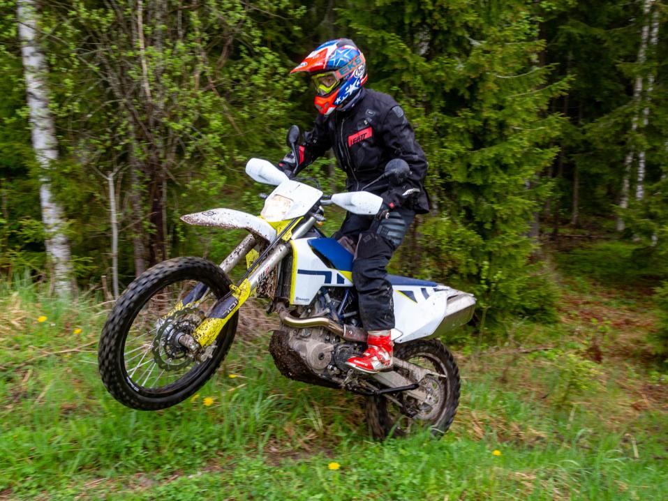 2021 Husqvarna 701 Enduro ja Otto Tengman vauhdissa. Kuva Antti Tuomela.