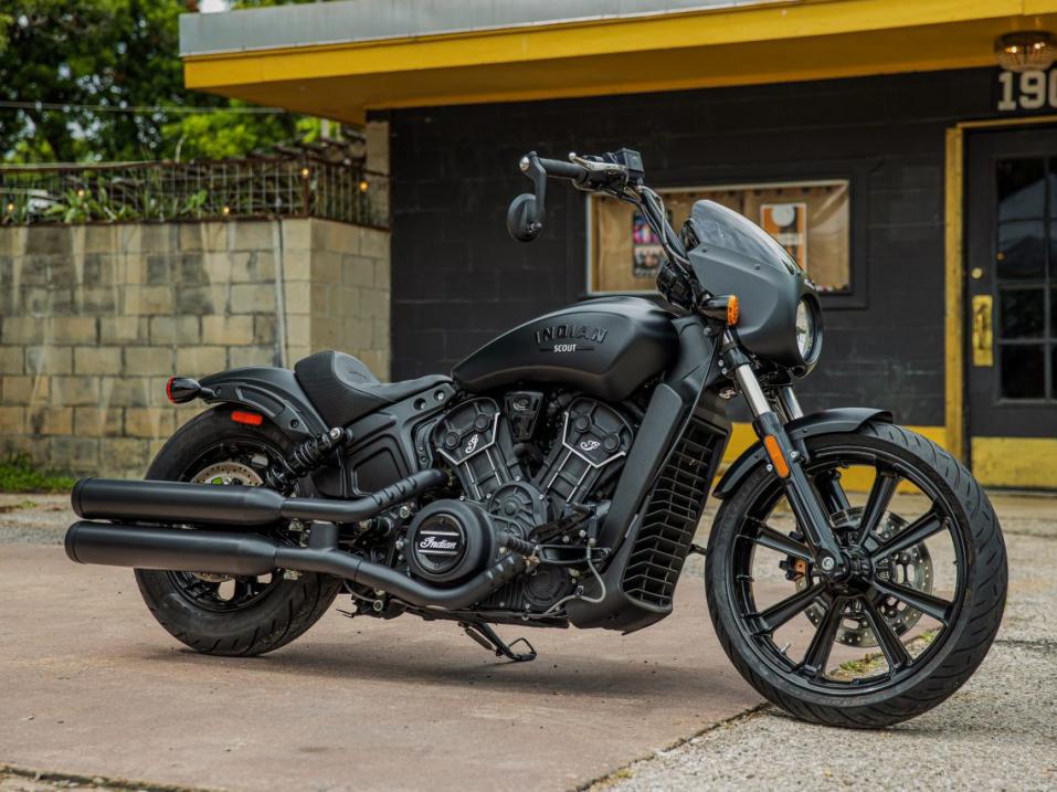 Uusi vuosimallin 2022 Indian Scout Rogue.