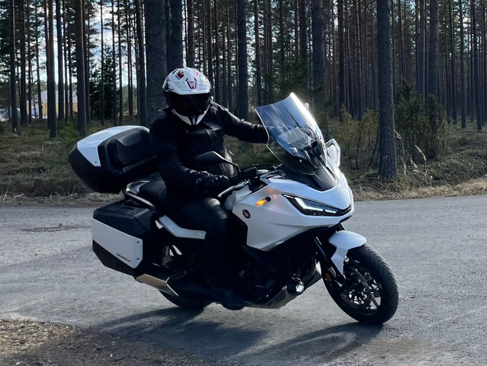 Honda NT1100 DCT vuosimallia 2022.