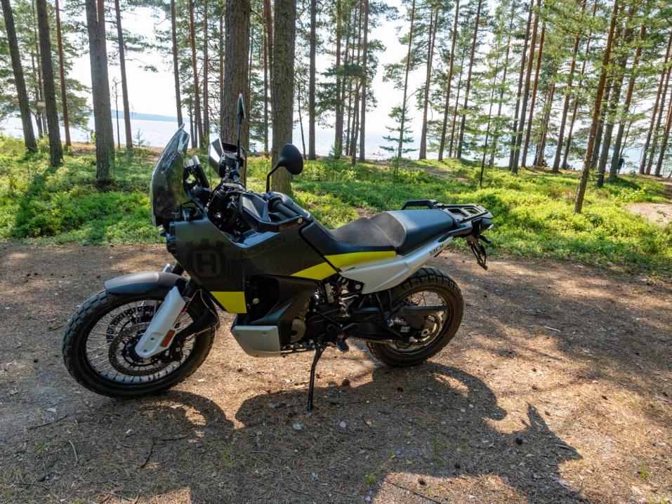 <p>Husqvarna 901 Norden Motouutisten koeajossa kesällä 2022. Kuva: Antti Tuomela.</p>