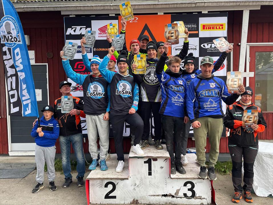 Motocrossin kerhojoukkueiden SM-mitalistit podiumilla<br />Heinolassa.