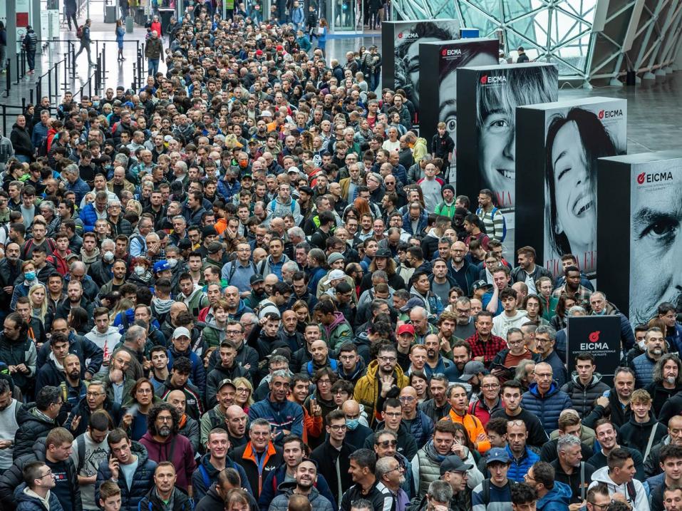 Yleisöä vuoden 2022 EICMA-messuilla.