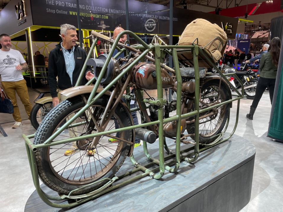 Royal Enfield 'Flying Flea' eli lentävä kirppu Royal Enfieldin osastolla EICMA-messuilla 2022. Kuva Eija Kyllönen / Motouutiset.fi.