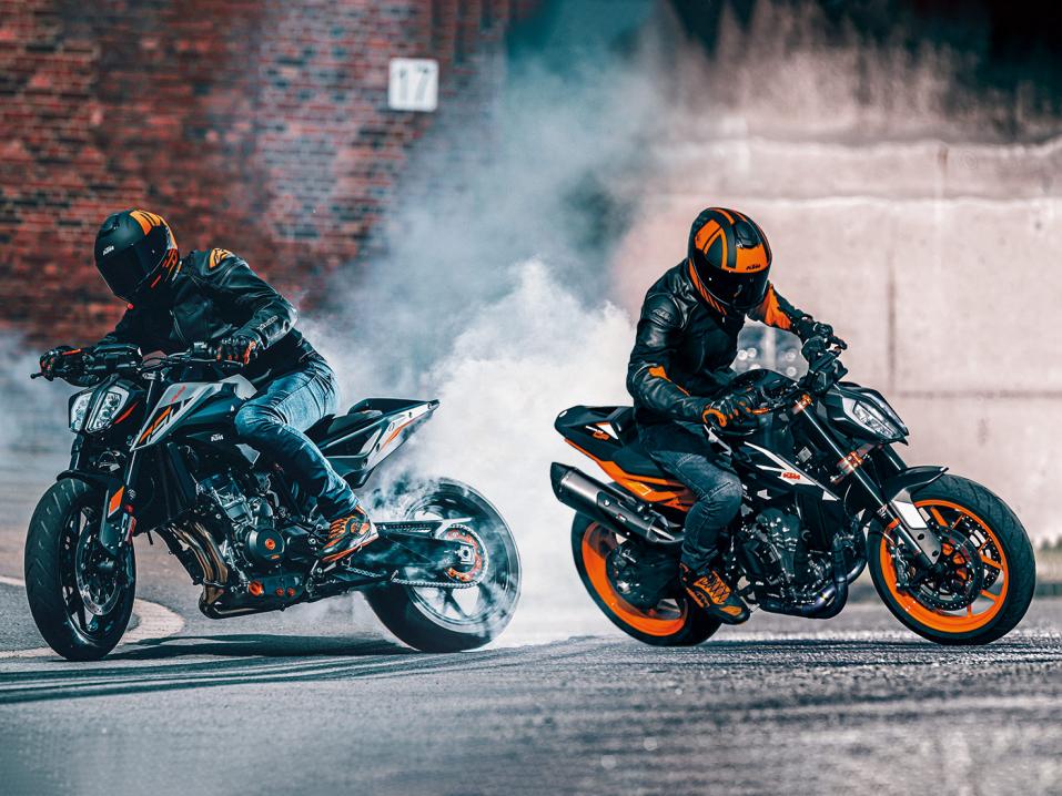 KTM uusi Street-mallistonsa värimaailmaa vuodelle 2023.