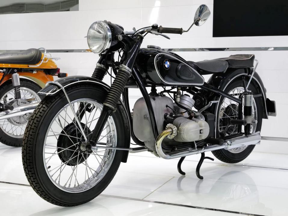 1952 BMW R68. Mallia valmistettiin vain 1452 kappaletta, mikä tekee siitä yhden harvinaisimmista tuotantobemareista koskaan.