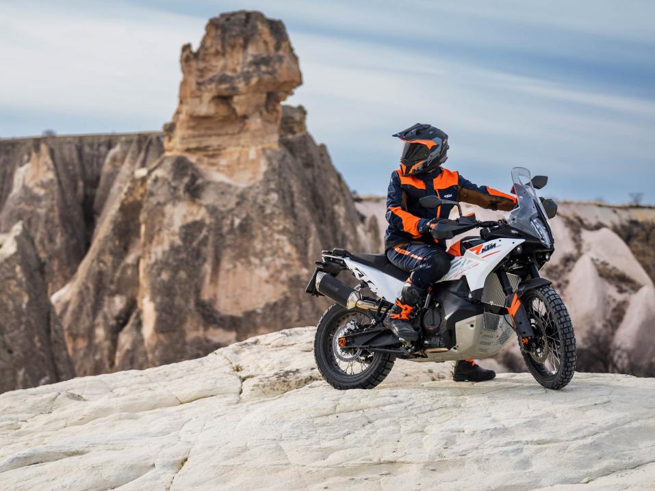 Vuosimallin 2023 KTM 790 Adventure.