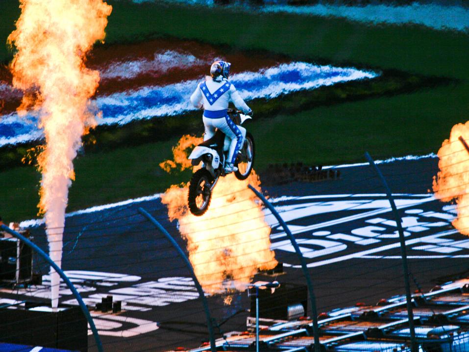 <p>Robbie Knievel hyppäämässä yli 21 Hummer-maasturin Texas Motor Speedway -show'ssa kesäkuussa 2008. Kuva Bo Nash, Wikimedia Commons.</p>
<div> </div>