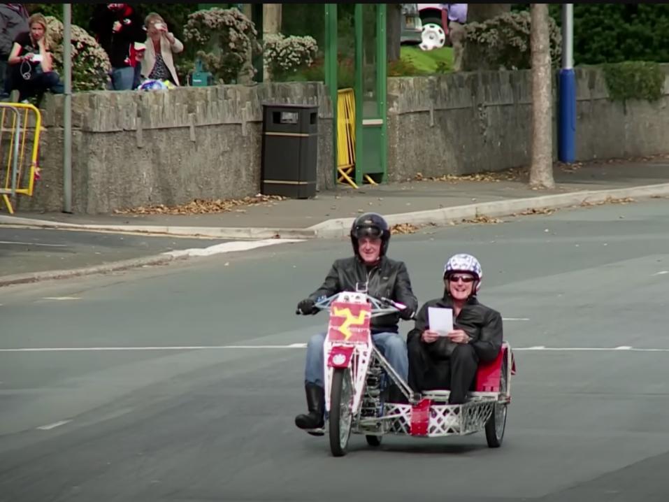 James May ja kyytiläinen lähdössä ajamaan Mansaaren rataa.