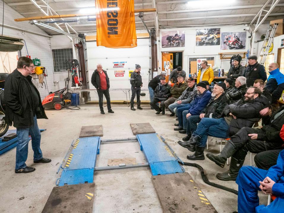 Mekaanikkomestari Harri Kuuttila MC Club Härmän vieraana. Parissa tunnissa ehdittiin käydä läpi moottoripyörälle vuoden mittaan tehtävät huollot ja niiden merkitys.