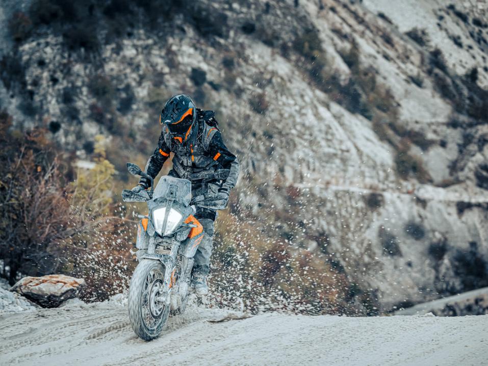 KTM 390 Adventure vuosimallia 2023.