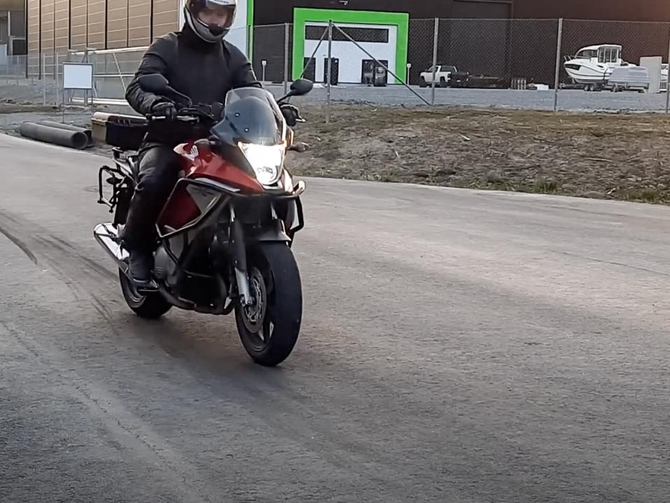 Tommi Lumiaho jarrutustreenissä. Pyörä Honda VFR800X, tällä kertaa ABS:t poiskytkettynä.