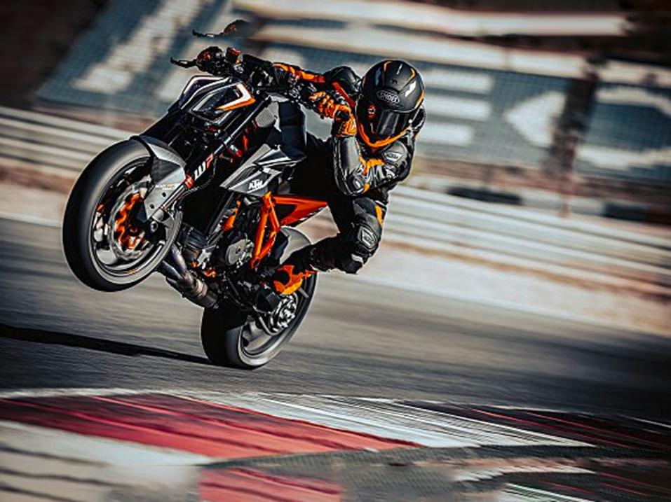 KTM järjestää 20 nopeimmalle Duke-kuskille mahdollisuuden päästä testaamaan pyörää Imatranajon radalla Mika Kallion johdolla. Kannattaisiko pitää kiirettä?