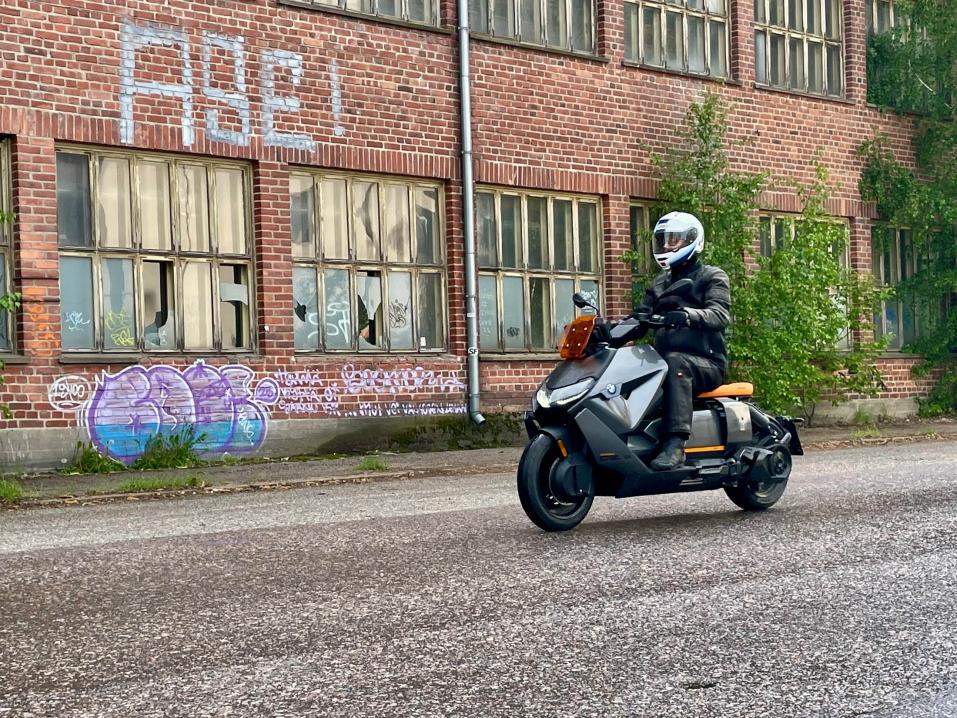 BMW CE 04: Ajoasento on tilava myös isommalle kuljettajalle.