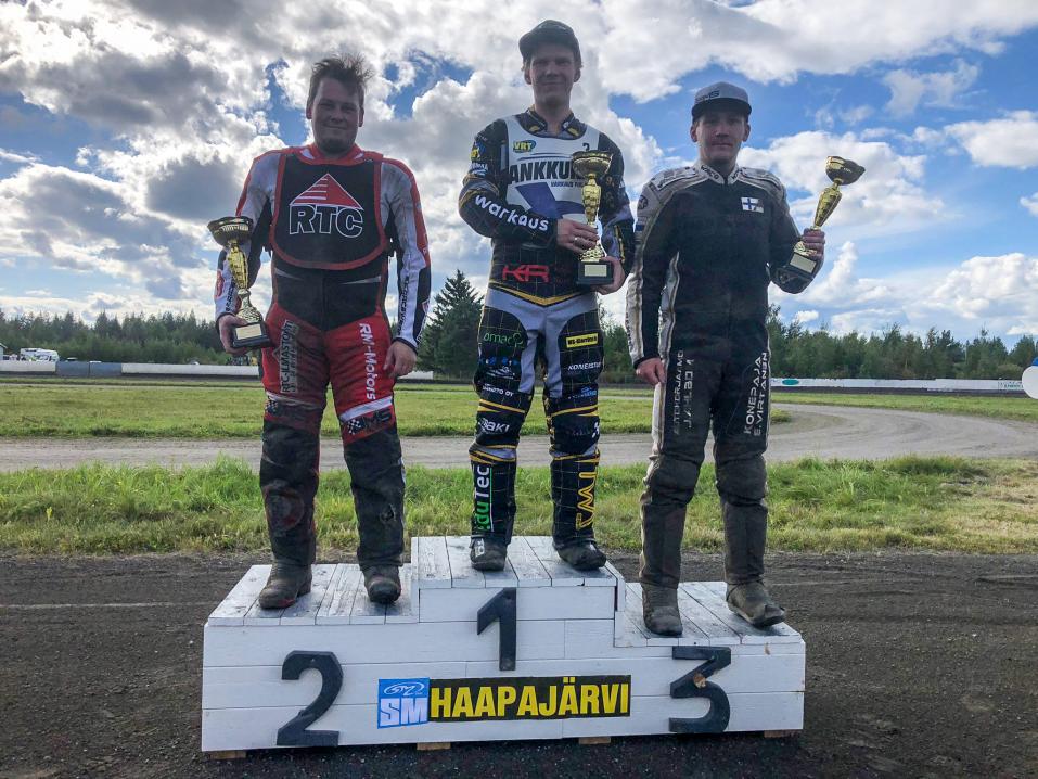 Kuvassa mitalikolmikko podiumilla, vas. Niclas Säyriö,  Jesse Mustonen ja Henri Ahlbom. Kuva Appe Mustonen.