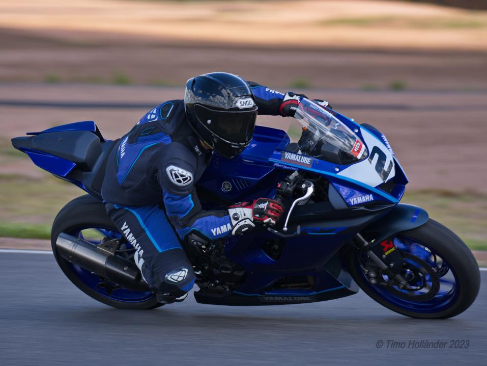 Yamaha R7.