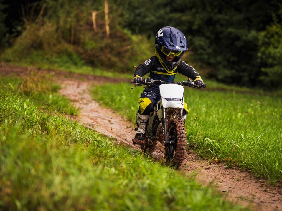 Husqvarna EE 2 on perheen pienimmille tarkoitettu sähkömotocross- pyörä.