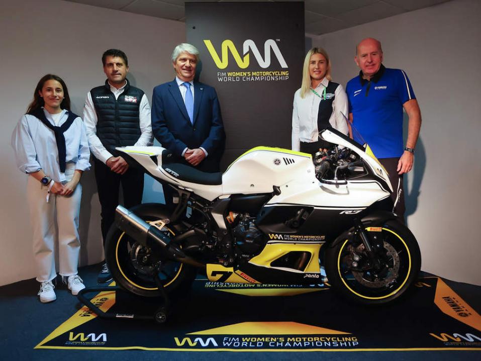 <p>Kuvassa vasemmalta oikealle: Beatriz Neila (2023 Naisten Euroopanmestari), Gregorio Lavilla (WorldSBK:n toimitusjohtaja), Jorge Viegas (FIM:in presidentti), Janika Judeika (FIM:in naisten mp-komission johtaja), Eric de Seynes (Hallituksen puheenjohtaja ja pääjohtaja, Yamaha Motor Europe).</p>