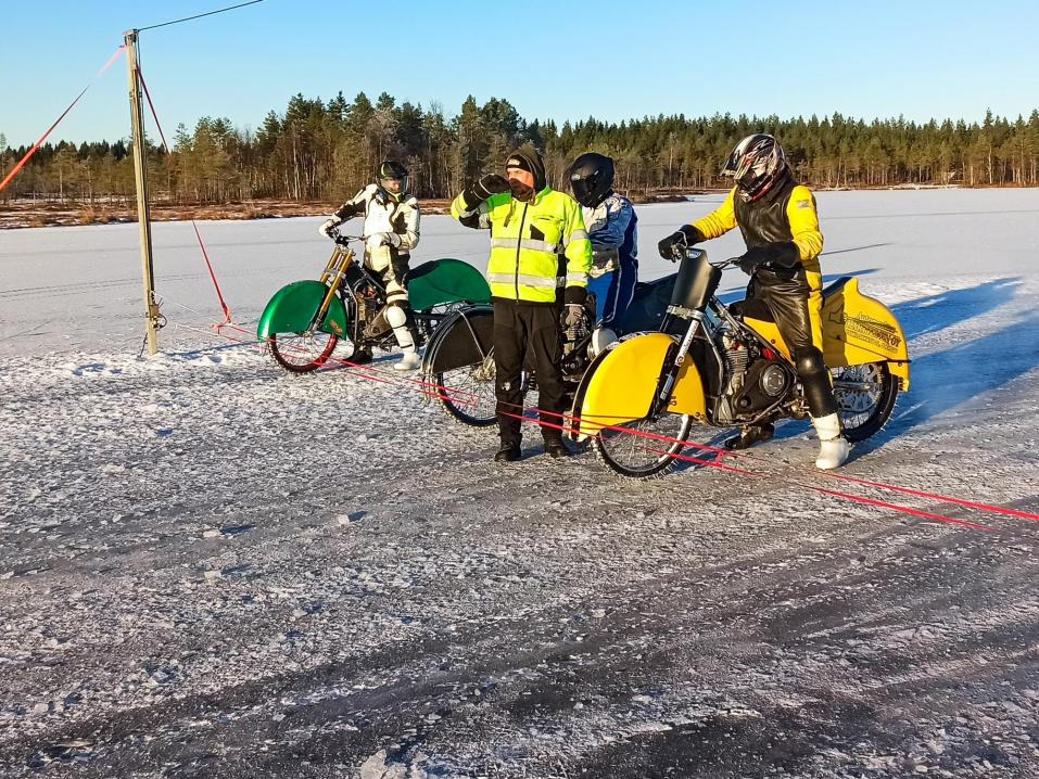 <p>Kuva: Tomi Tani. Kuvassa ritsoilla Timo Kankkunen, Heikki Huusko ja Jussi Hulkkonen, lähdönjärjestäjänä Markku Jurmu.</p>