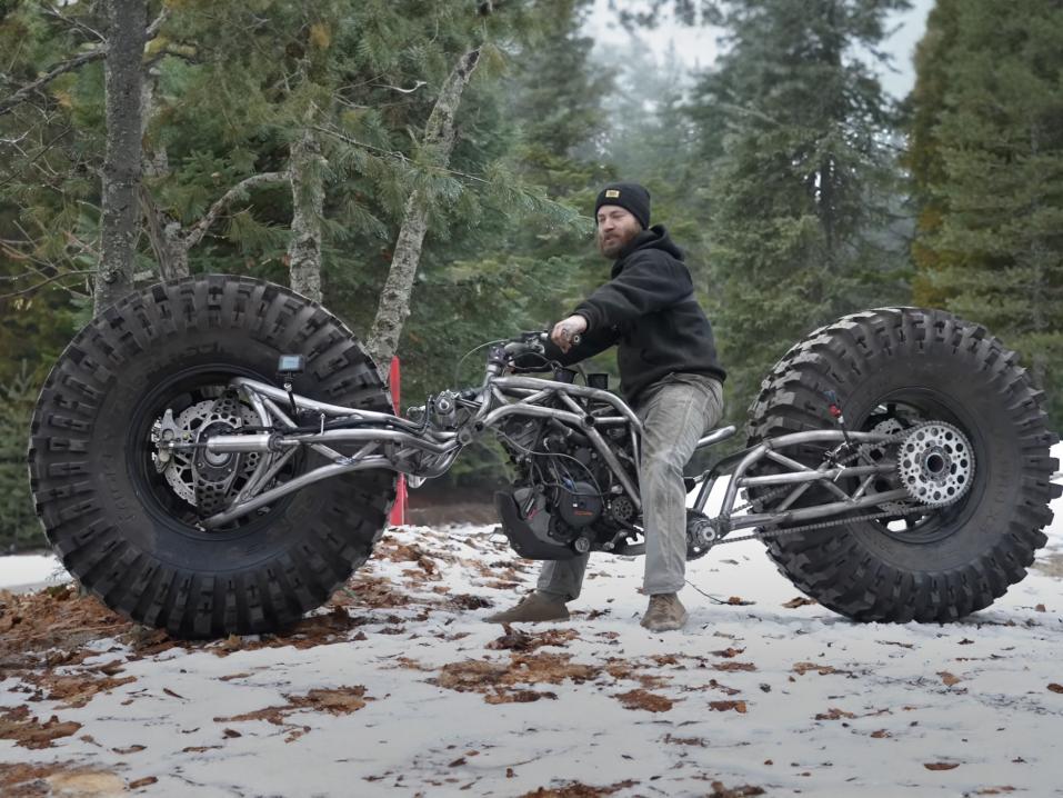 Grind Hard Plumbing Co'n rakentaman monsteriprätkän villit mittasuhteet selviävät parhaiten sivukuvassa.