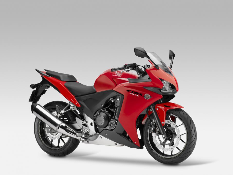 Honda CBR 500 R vuosimallin 2015 punaisena.