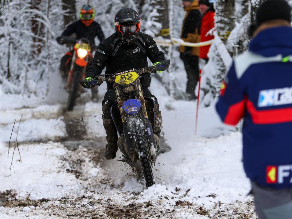 Tässä vaiheessa tilanne on vielä hallinnassa. Numero 82, Niklas Laankoski on juuri ylittänyt ojan ja nro 85, Teemu Hänninen on tulossa ojalle. Kuva: Harjukuvat / Juha Harju.