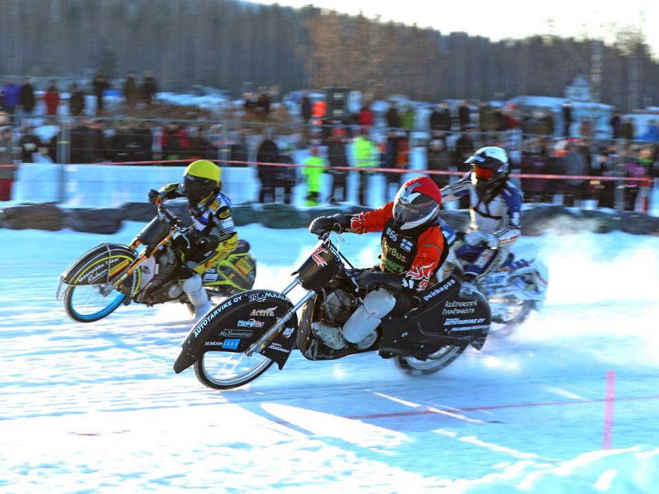 <p>Aki Ala-Riihimäki (pun.) starttaa MM-sarjan päätösviikonloppuun sarjan toisena. Heikki Huusko (kelt.) on sarjassa neljäntenä ja Max Koivula (valk.) yhdeksäntenä. Kuva: Timo Eronen.</p>