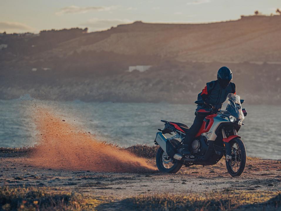 MV Agusta Enduro Veloce vuosimallia 2024. MV:n brändi kuuluu nykyään Pierer Mobility AG:n omistuksiin.