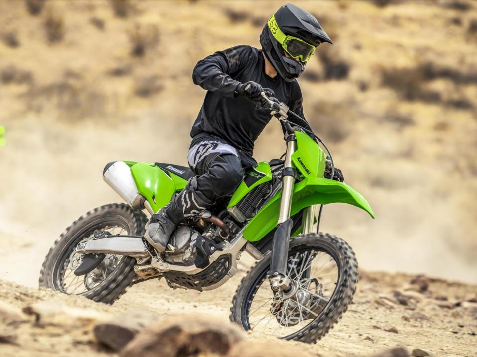 Kuvituskuva. Kawasakin enduropyörä KX250X vuosimallia 2023.