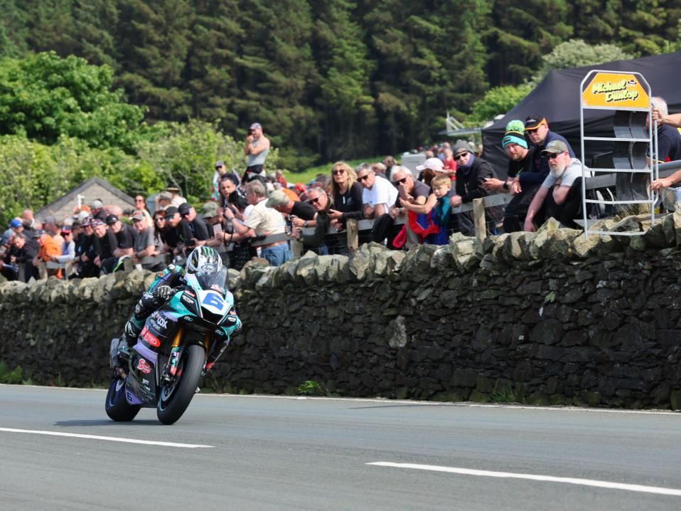 Michael Dunlop varmisti uniikin Mansaaren kuninkuutensa jo ensimmäisessä Supersport-kisassa. Tuloksena 27. voitto. Kuva Iomtt.