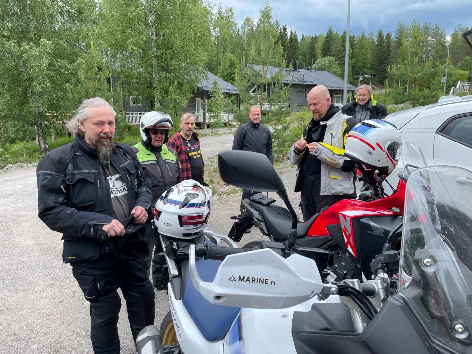 Motouutisten toimitusta ja avustajia lähdössä Keski-Suomen hienoille teille. Kuvassa vasemmalta: Erkki Mäki, Mikko Paaso, Antti Tuomela, Juha Harmanen, Anssi Kivinen ja Emilia Halonen. Kuvaaja: Eija Kyllönen.