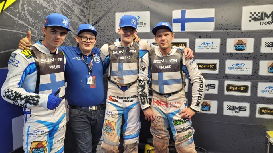 <p>Suomen joukkue Manchesterissa ajetun Speedway of Nationsin semifinaalin jälkeen. Vasemmalta Otto Raak, joukkueenjohtaja Aki-Pekka Mustonen, Antti Vuolas ja Jesse Mustonen. Kuva SML Ratalajien tiedotus.</p>