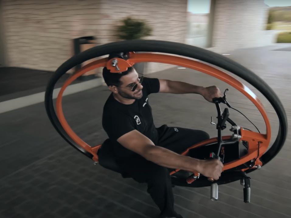 Make It Extreme -tiimin rakentama monowheel eli yksipyörä. Tältä näyttää, kun sillä kantataan.