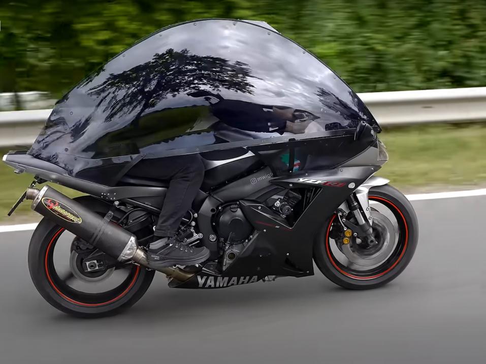 Yamaha R1 varustettuna läpinäkyvällä katolla.