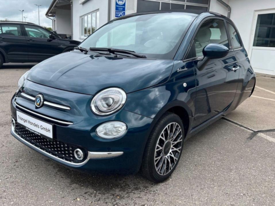 Fiat 500:sta tehty kolmipyöräinen moottoripyörä, jossa on neljä pyörää.